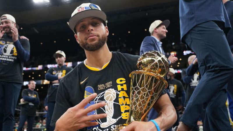 Stephen Curry gây sốc khi nhắm tới cột mốc lịch sử chưa từng có trong sự nghiệp